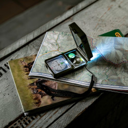Mil-Tec Multifunktions Kompas Olive | 10-i-1 Survival Kompas med LED & Ildstål